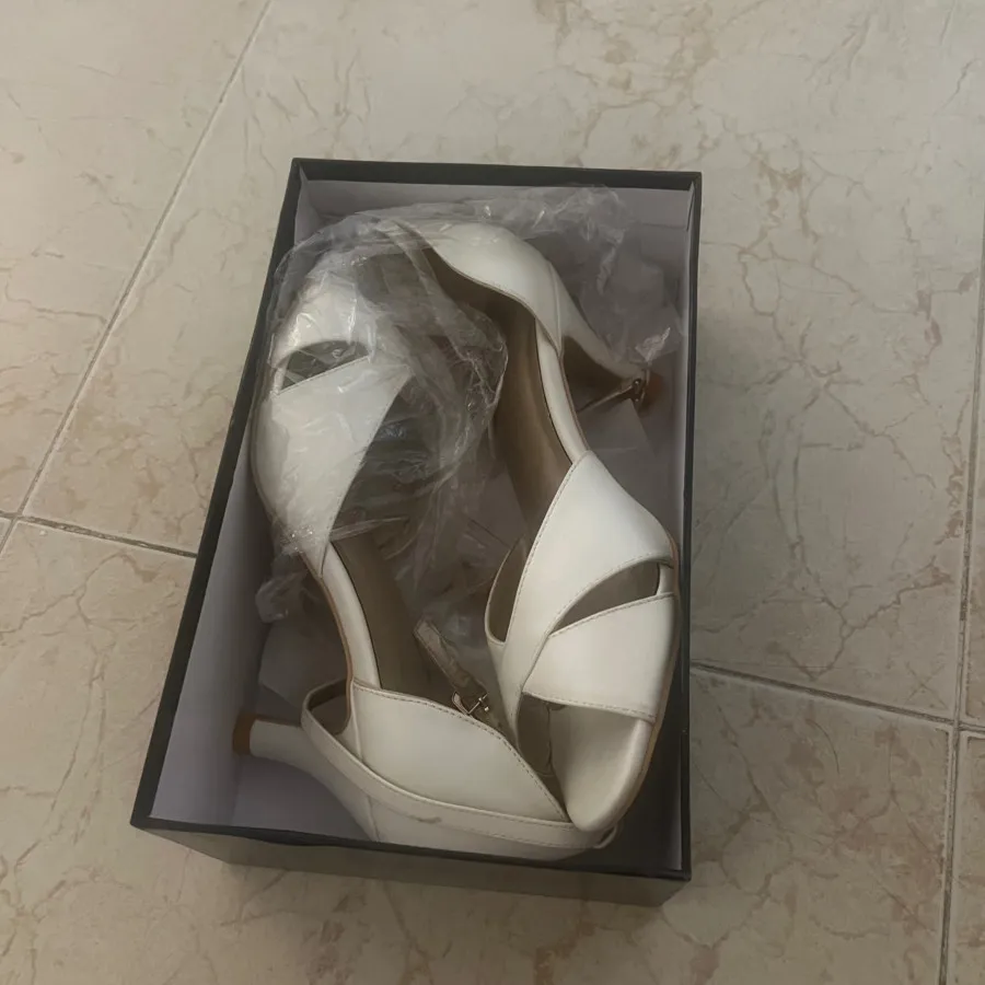 کفش پاشنه دار شیری