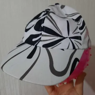 کلاه لبه دار سفید مشکی