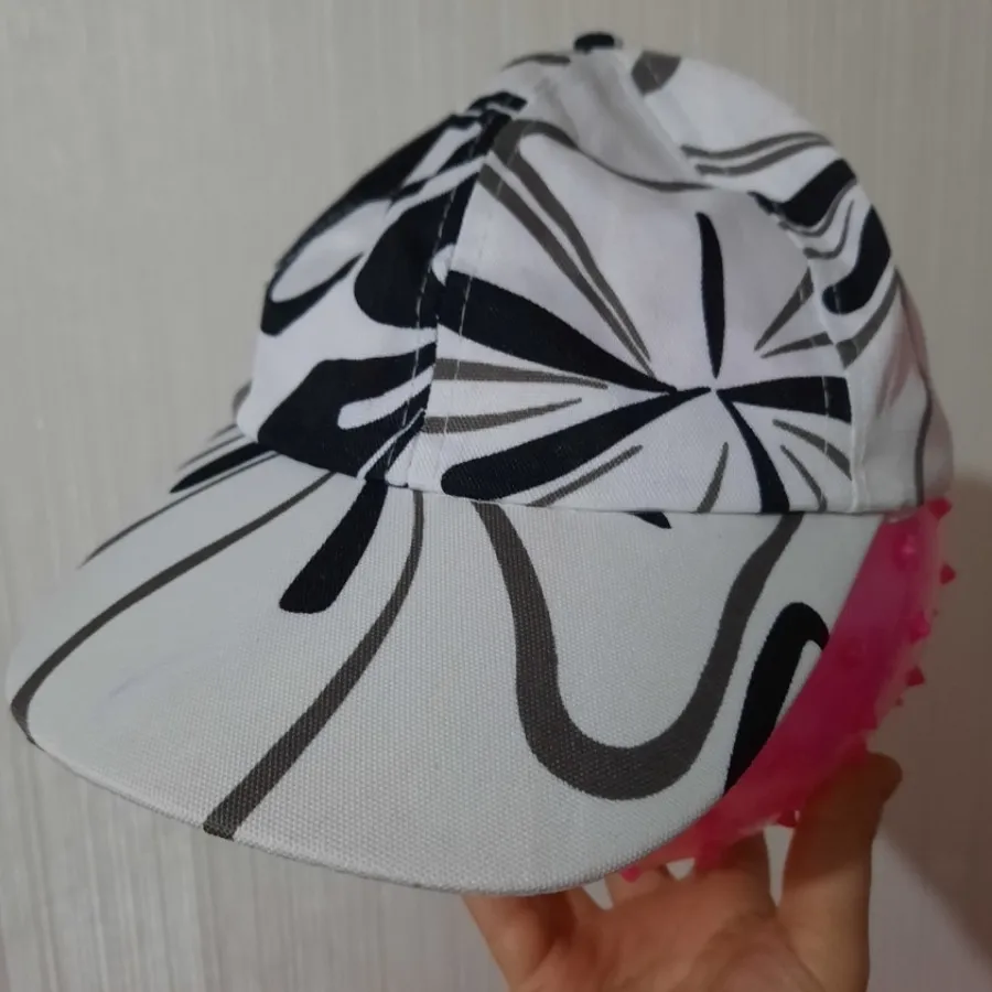 کلاه لبه دار سفید مشکی