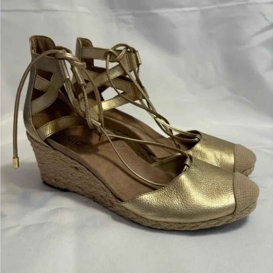 کفش ویونیک طلایی