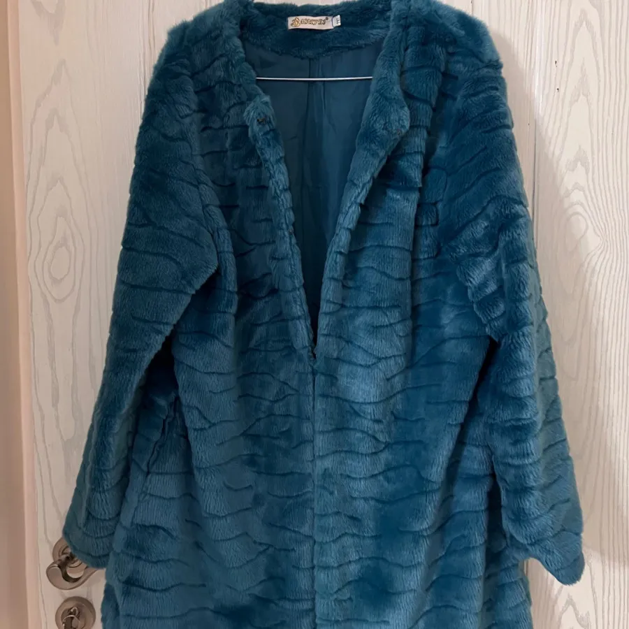 پالتو پوست آبی رنگ