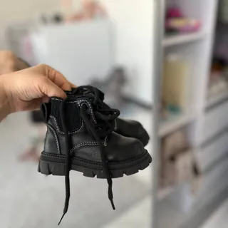 بوت مشکی
کودک