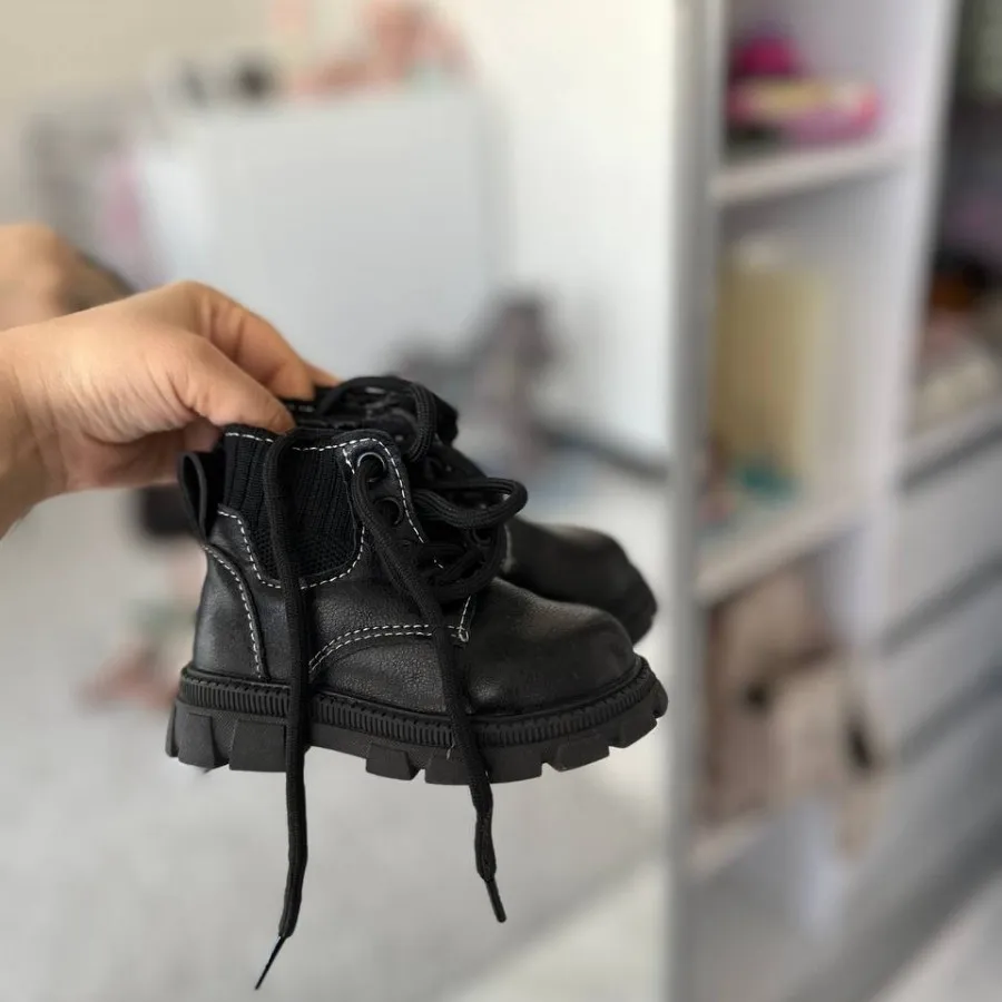 بوت مشکی
کودک