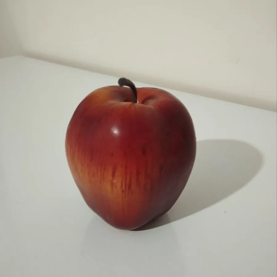 سیب مصنوعی قرمز