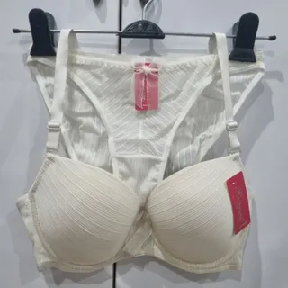 ست لباس زیر زنانه (سوتین)