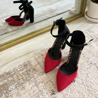 کفش پاشنه‌بلند قرمز