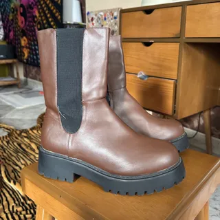 بوت قهوه ای