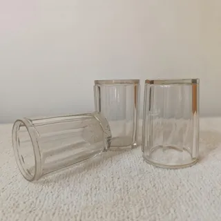 سه عدد لیوان