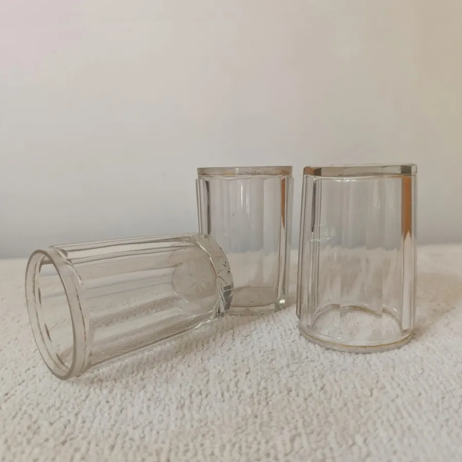 سه عدد لیوان