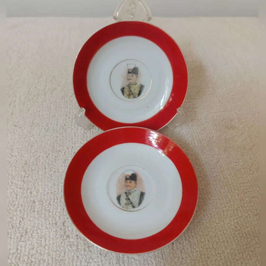 نعلبکی دور قرمز