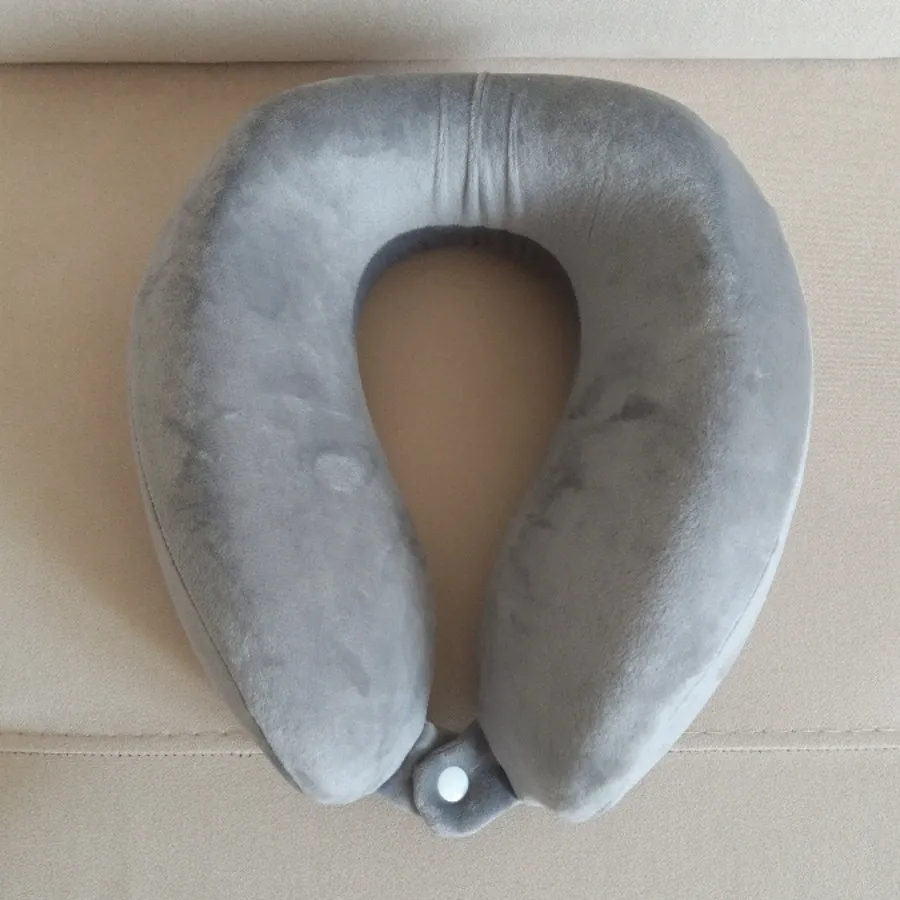 بالش گردنی دکمه دار