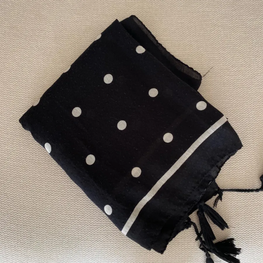 شال مشکی خال دار