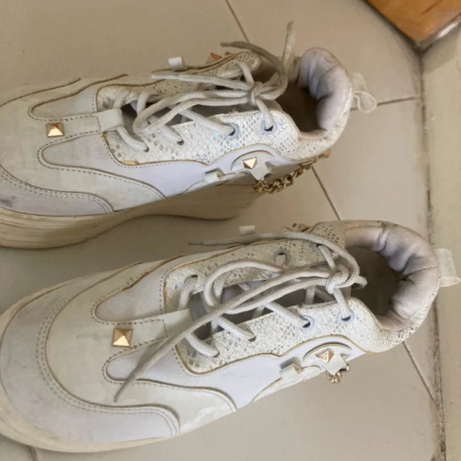 کفش کتونی لژدار