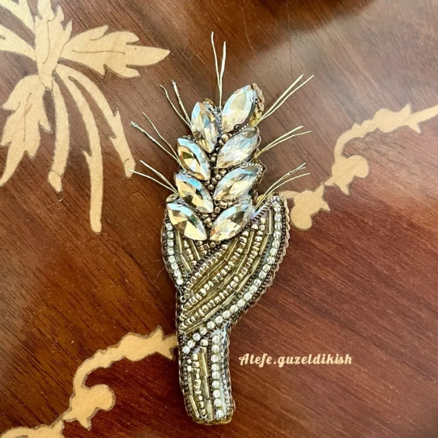 گلسینه جواهردوزی شده