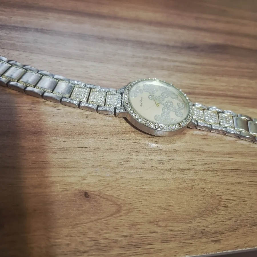 ساعت نگین‌دار