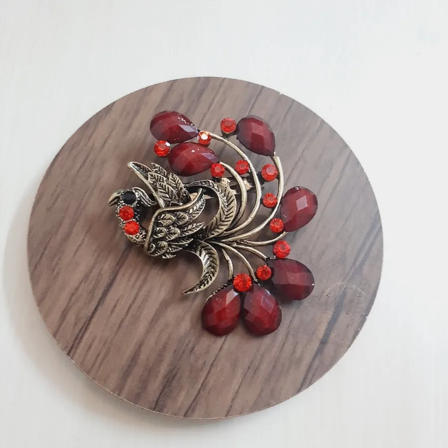 گل سینه طرح طاووس بزرگ