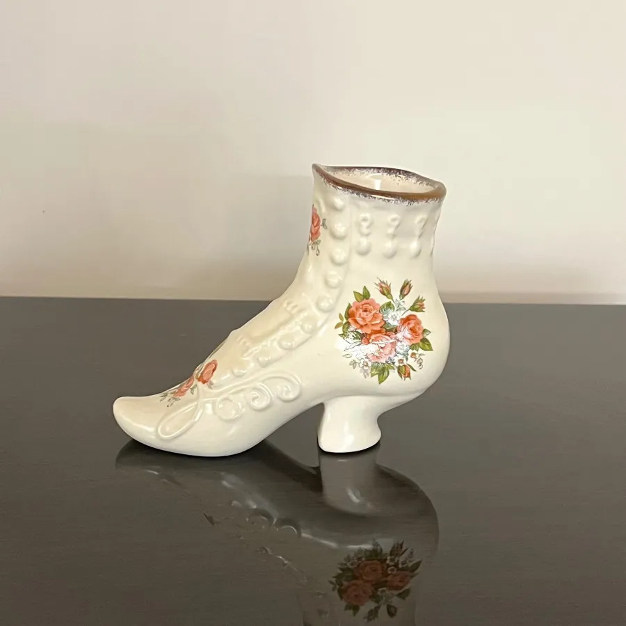 یک کفش چینی دکوری قدیمی