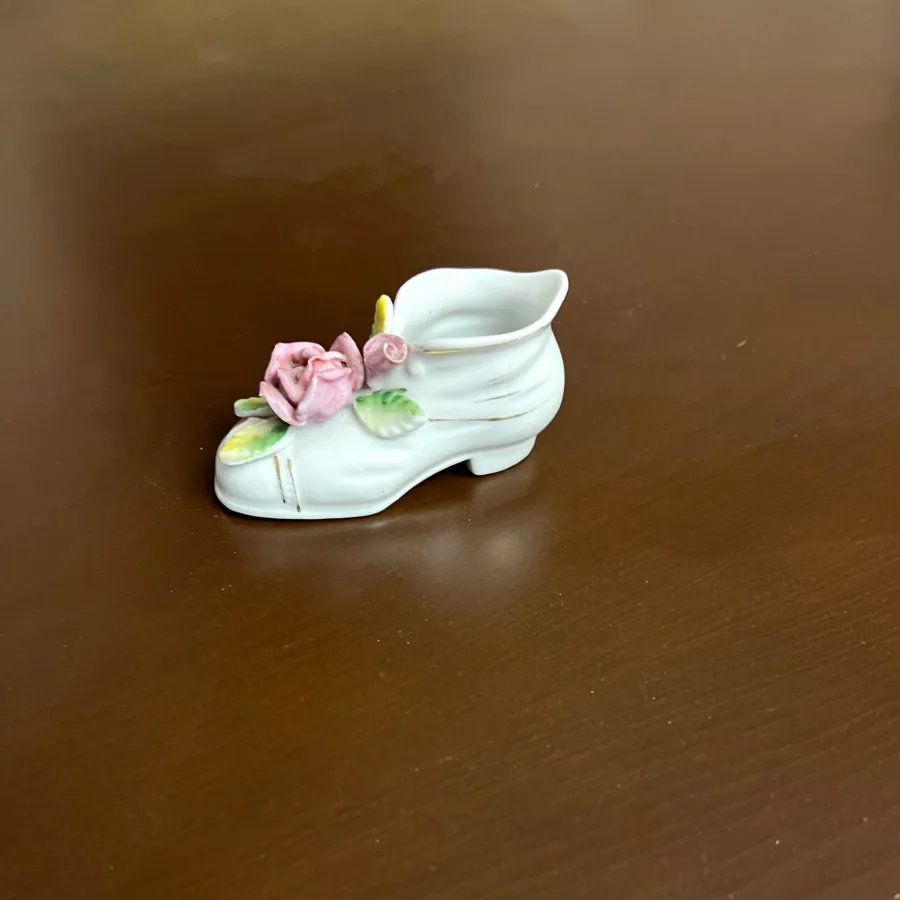 یکعدد کفش چینی دکوری ژاپن