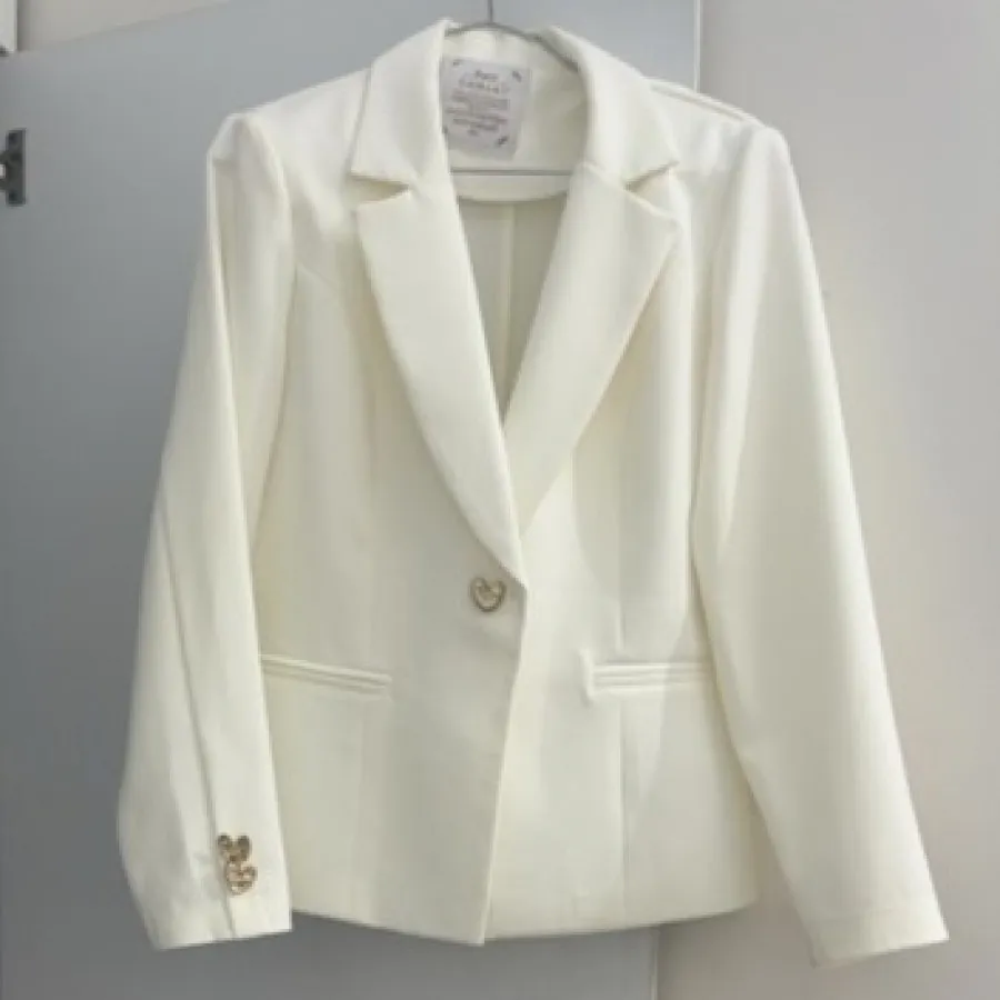 کت سفید دکمه قلبی