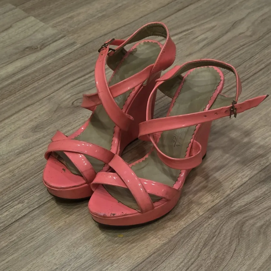 کفش پاشنه بلند صورتی