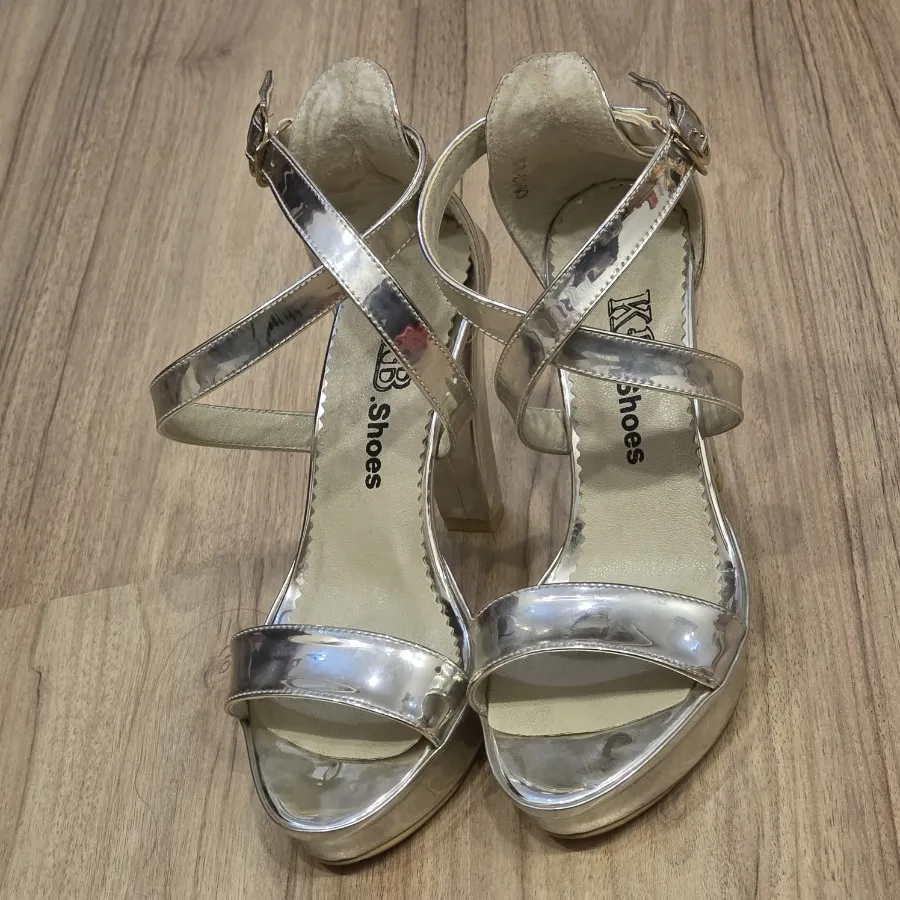 کفش پاشنه بلند نقره ای