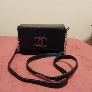 کیف رودوشی با لوگوی شنل