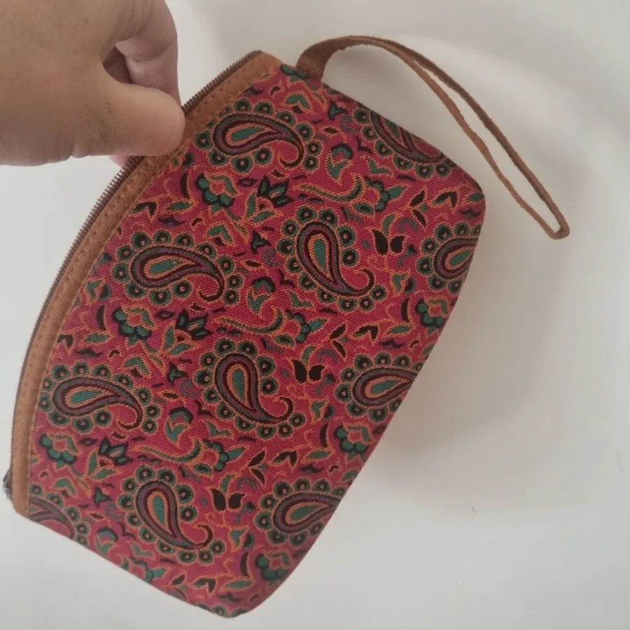 کیف آرایشی یا کیف پول