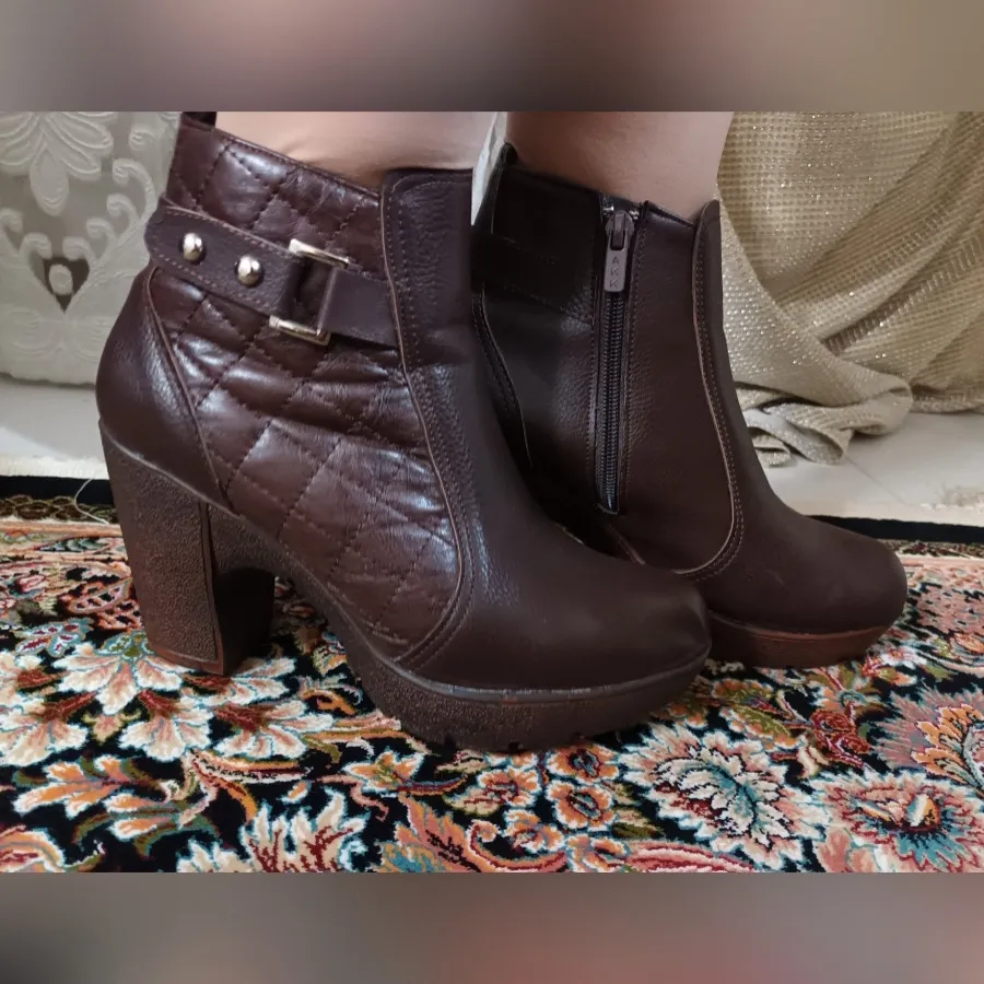 بوت قهوه ای