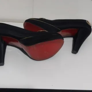 کفش کف قرمز