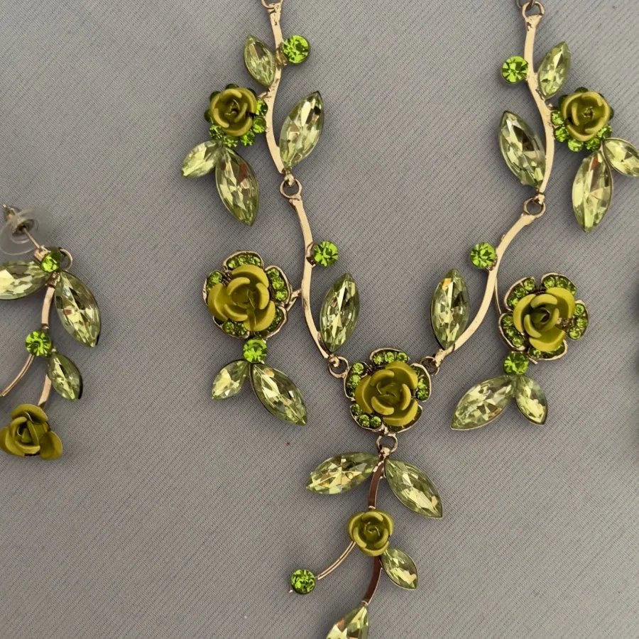 گردنبند، گوشواره، انگشتر