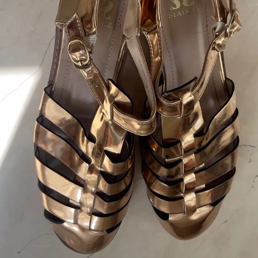 کفش اسپرت طلایی