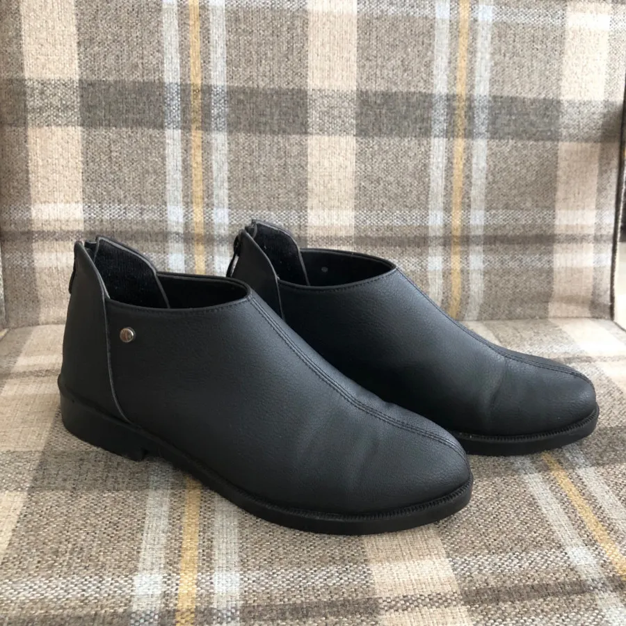 کفش تقریبا نیم بوت