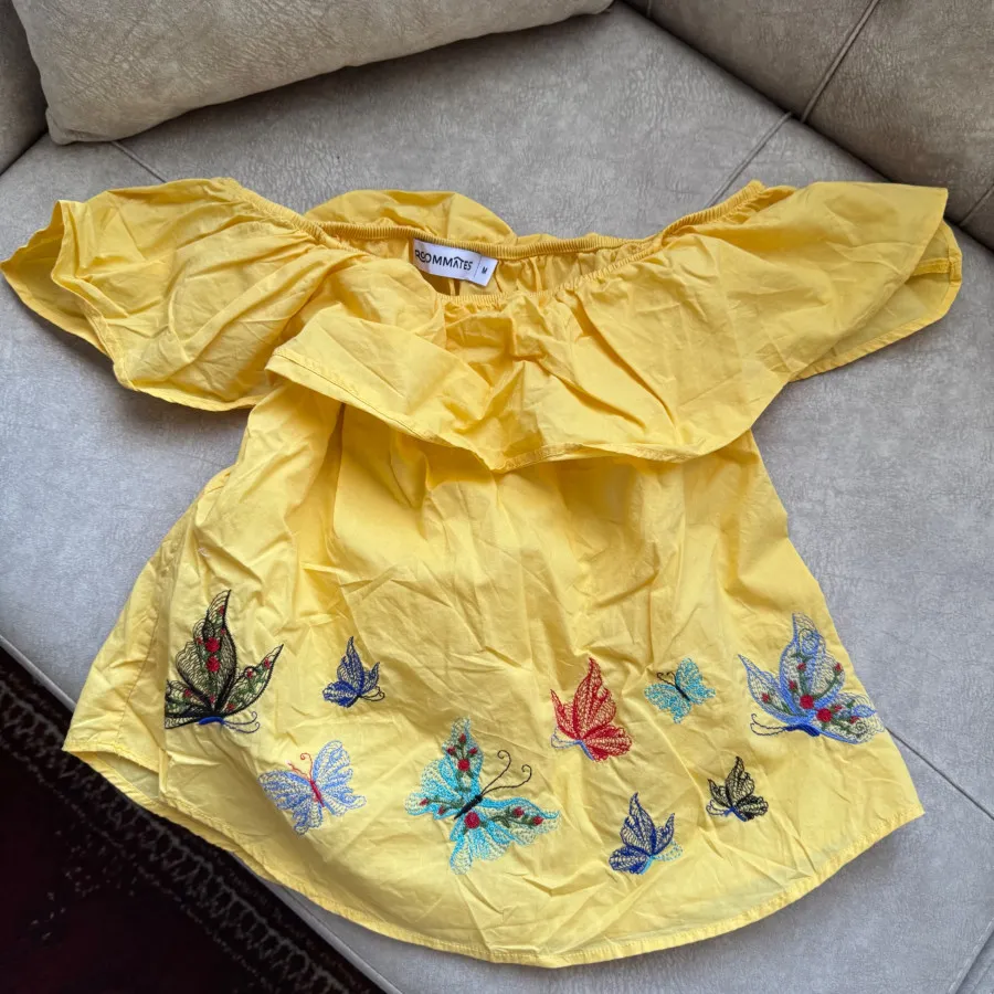 لباس یقه قایقی زرد