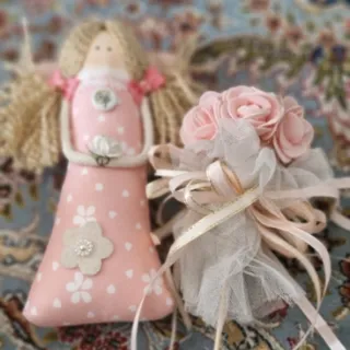 عروسک فرشته بادسته گل