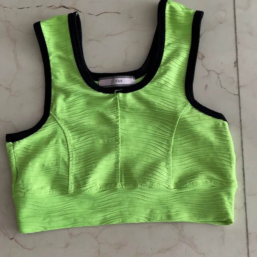 کراپ ورزشی به همراه شورتک