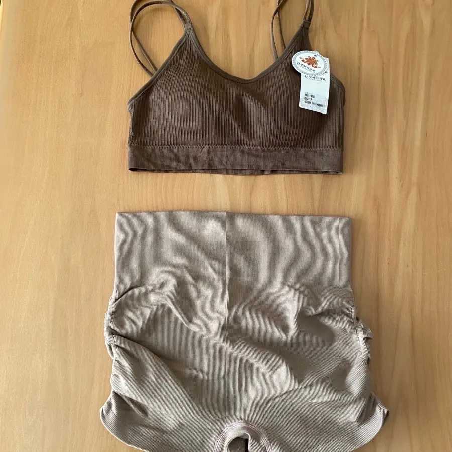 نیم تنه و شلوارک ورزشی