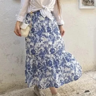 دامن سفید آبی