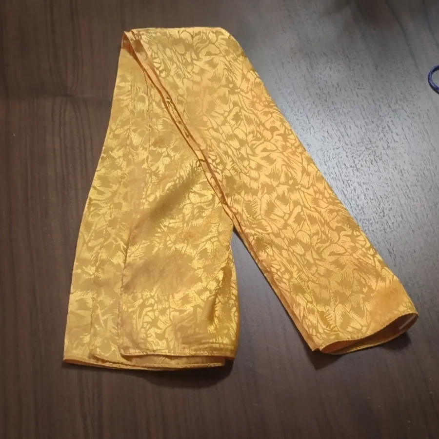 روسری شیک طلایی