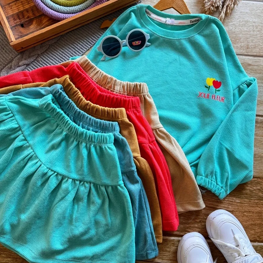 بلوزکراپ و دامن بیسکوییتی