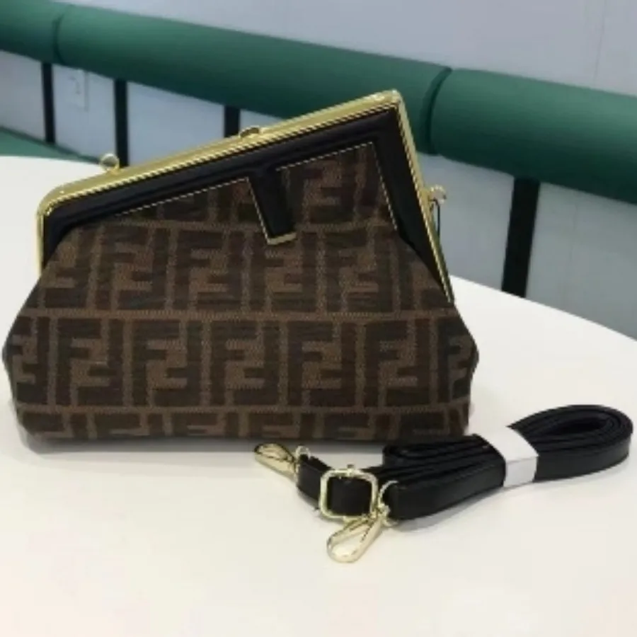 کیف برند fendi
