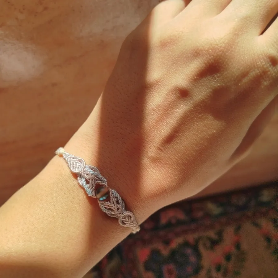 دستبند ابریشمیِ مون استون