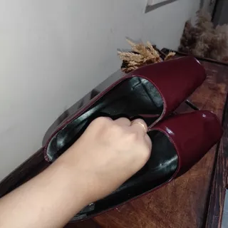 کفش زرشکی کلاسیک