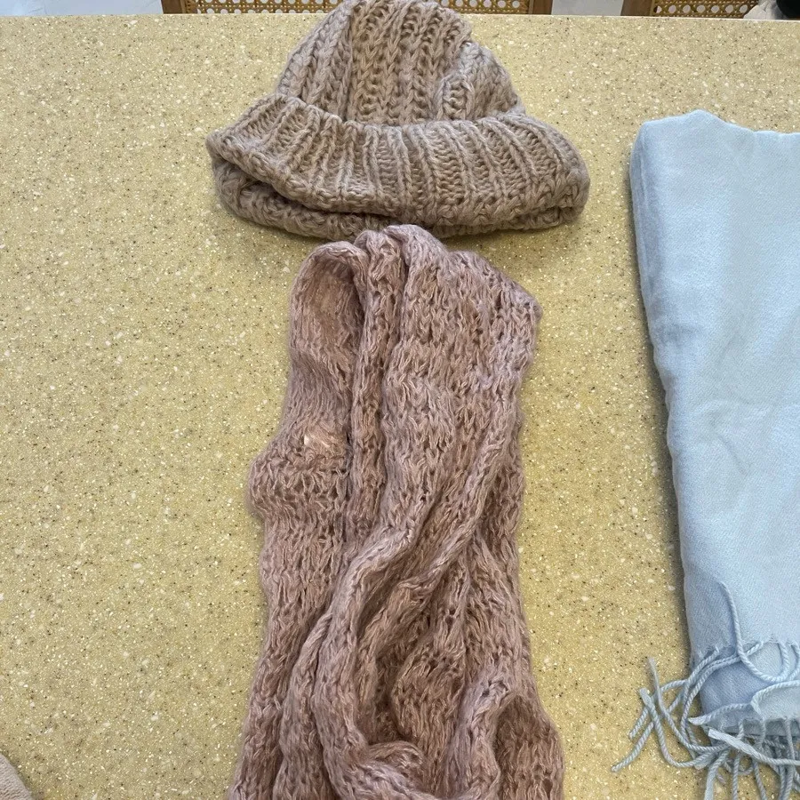 تعدادی کلاه و شال