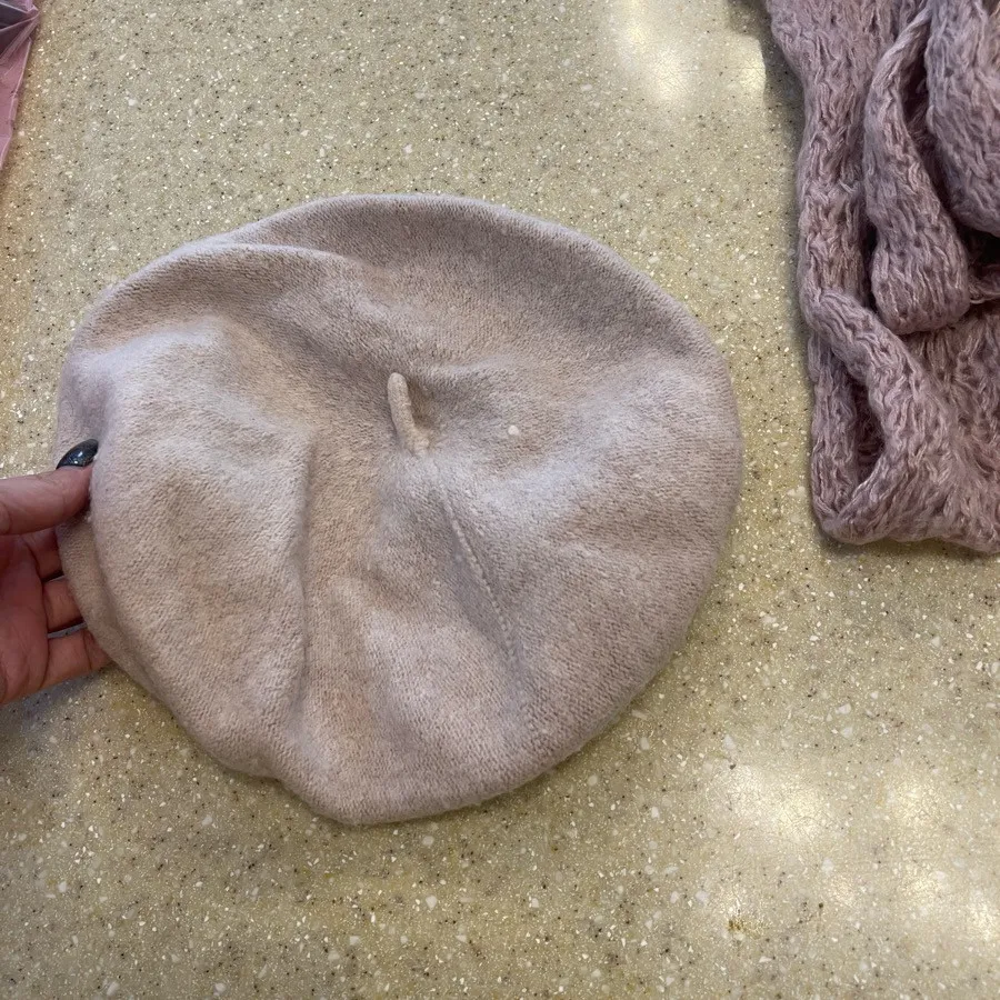 تعدادی کلاه و شال