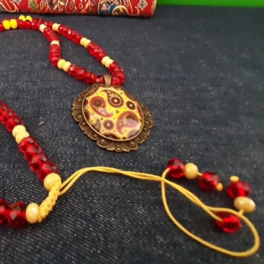 گردن آویز،  رولباسی