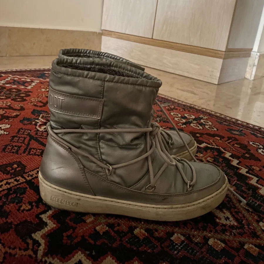 بوت moon boot نقره ای