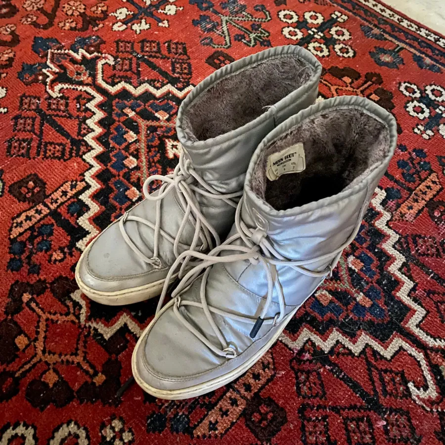 بوت moon boot نقره ای