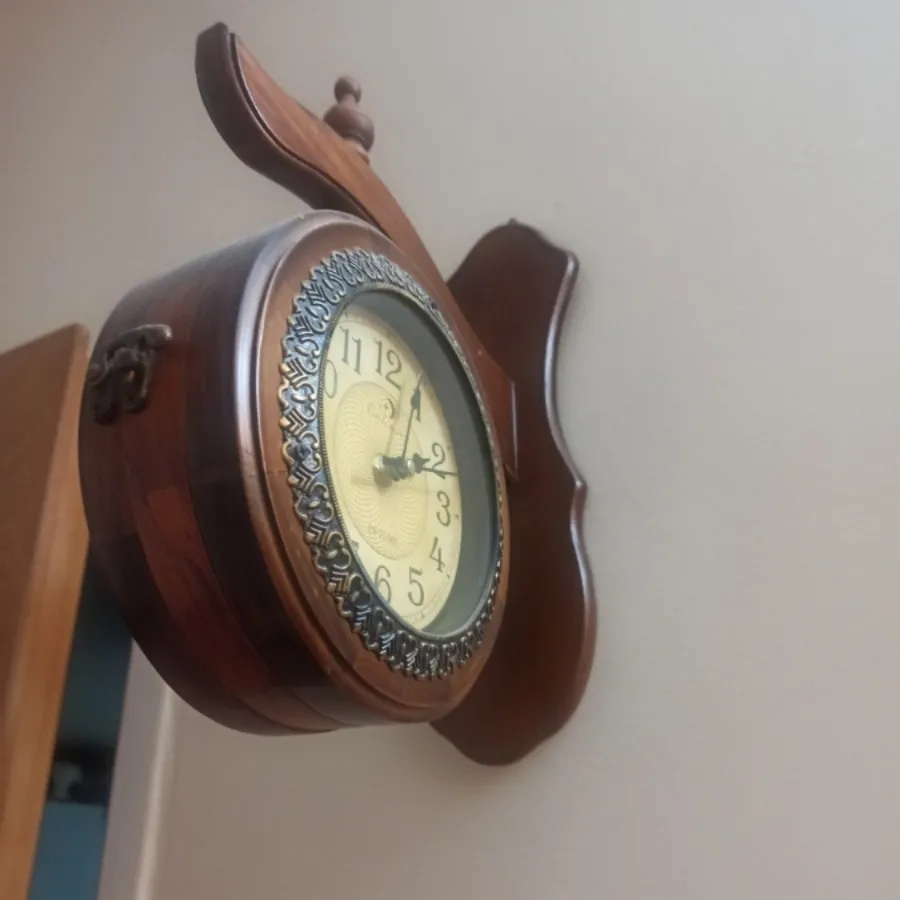 ساعت دیواری دوطرفه