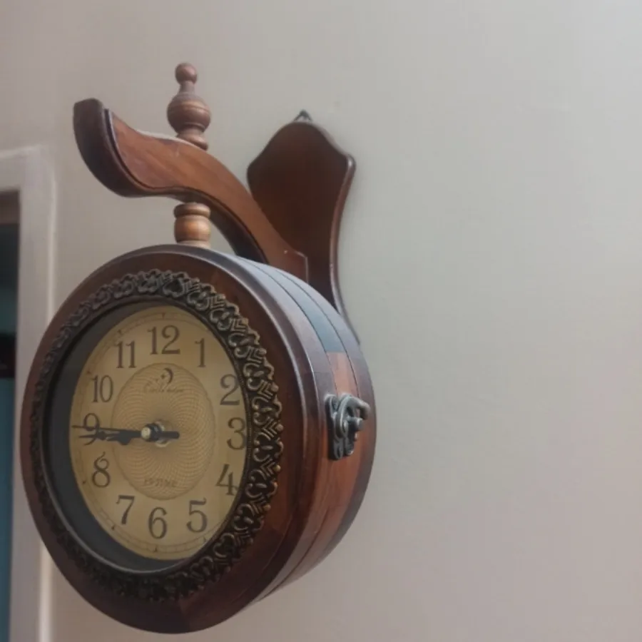 ساعت دیواری دوطرفه