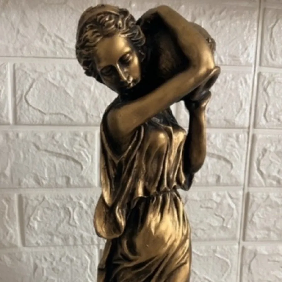 مجسمه زن یونانی